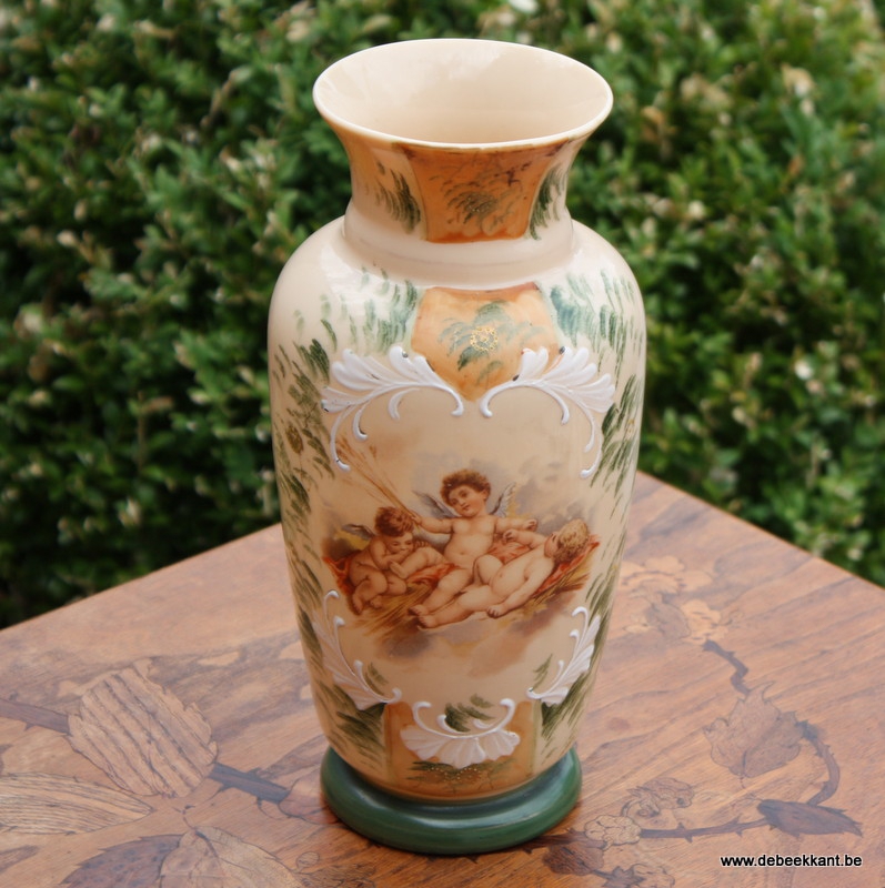 Antieke opaline vaas met engelen